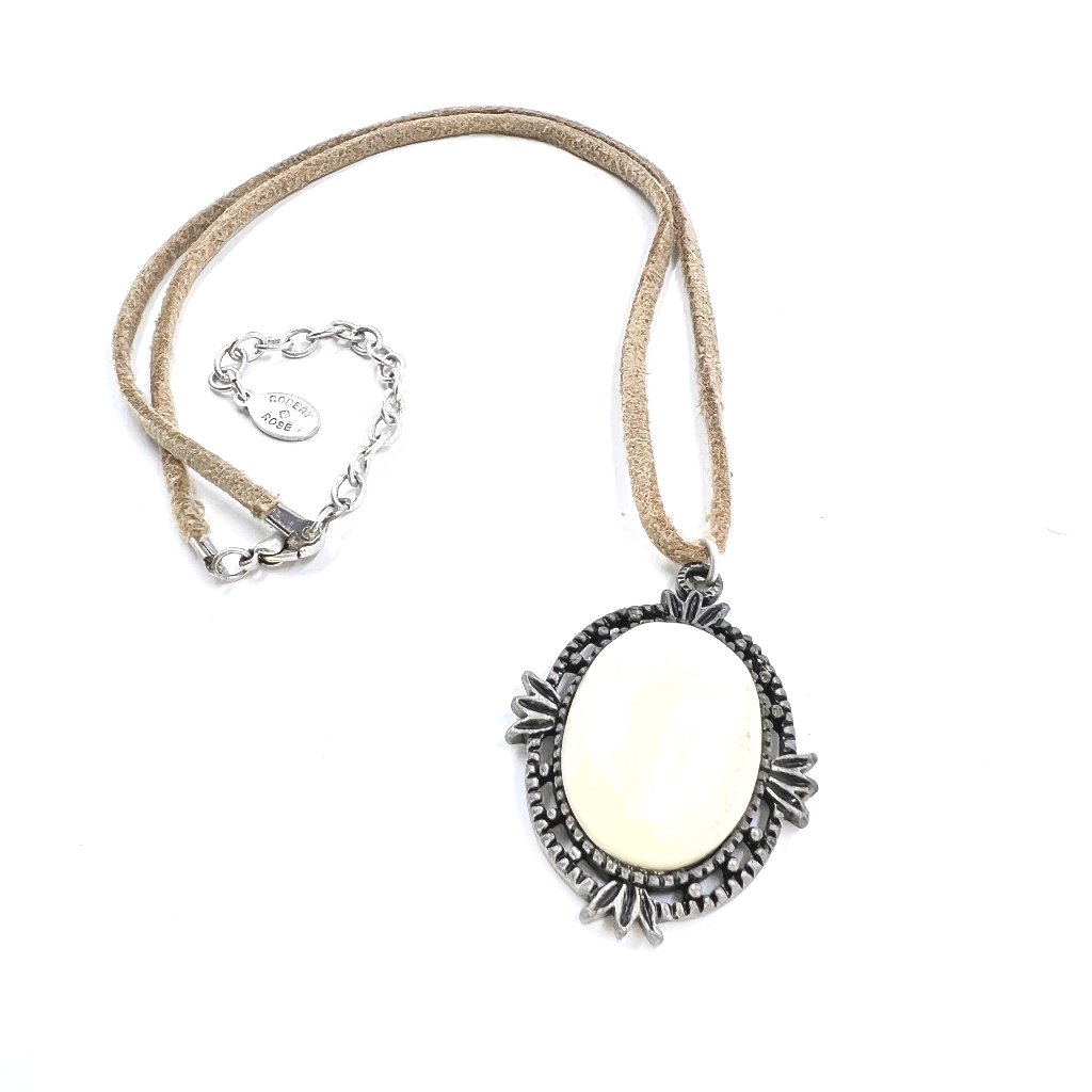 Nwot Robert Rose Cream Color Natural Stone Pendant Faux Leather 16 Necklace 18$